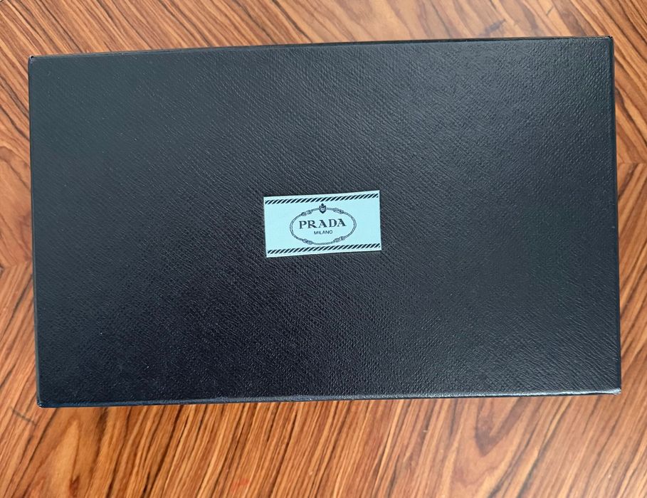 Bolsa de mão carteira PRADA com corrente em couro saffiano.