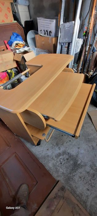 Móvel de fazer trabalhos  de casa. Muito bom.