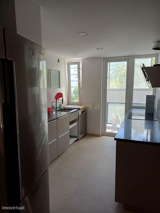 Apartamento T4 remodelado e com varandas frente ao Spacio Shopping dos