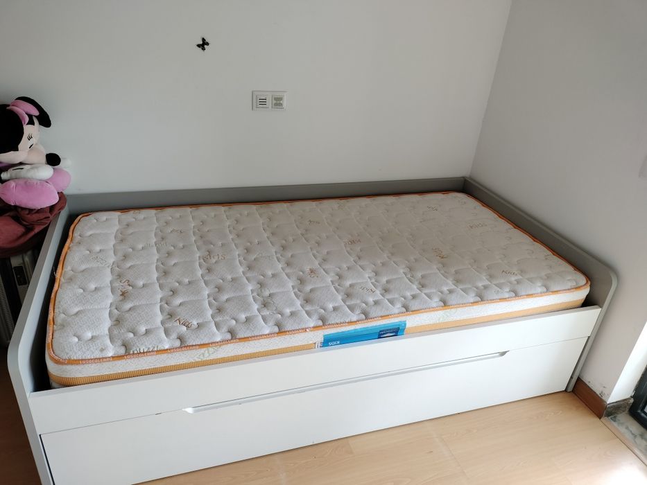 Cama dupla de gaveta deslizante.