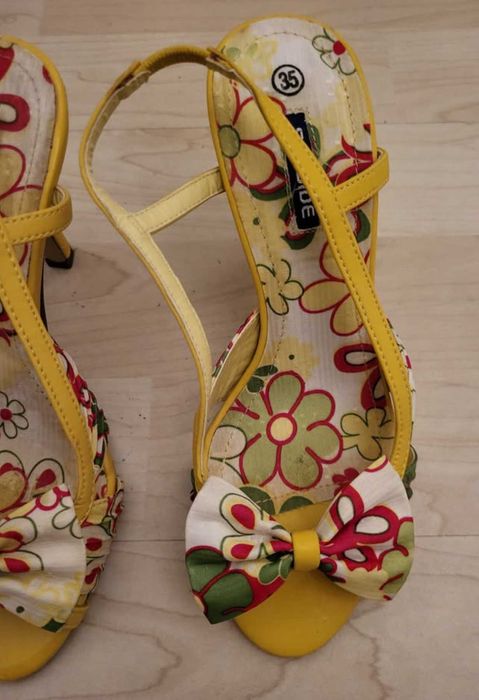 Sandálias amarelas, motivo floral, Seaside, Tamanho 35