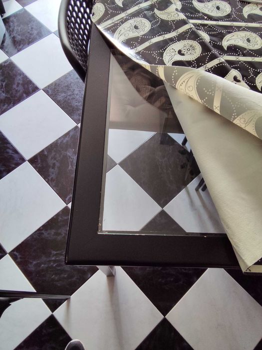 Mesas. 2 iguais em bom estado