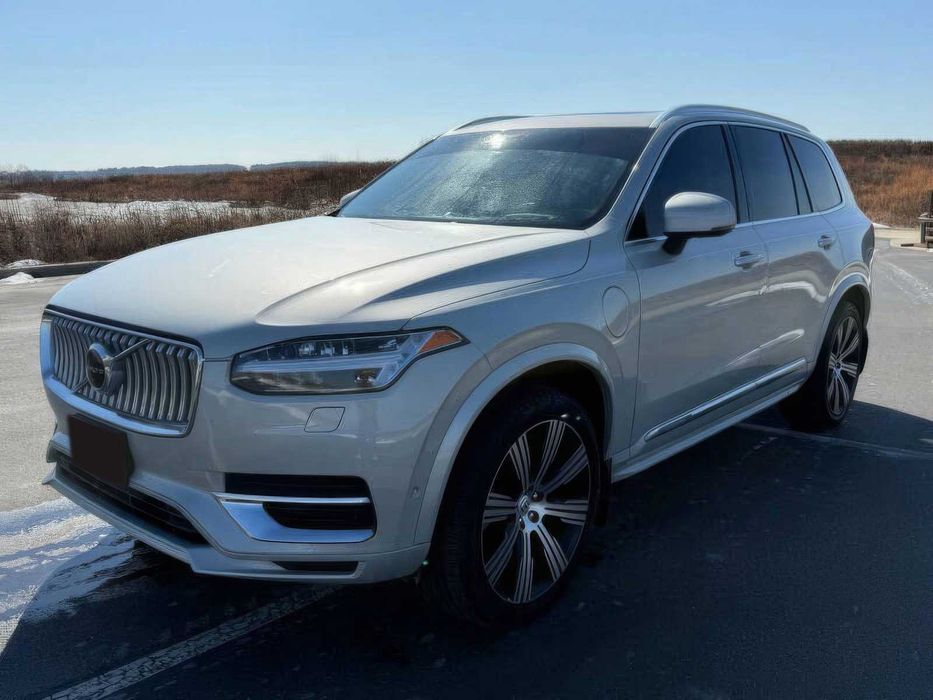 Volvo XC90 T8      2022