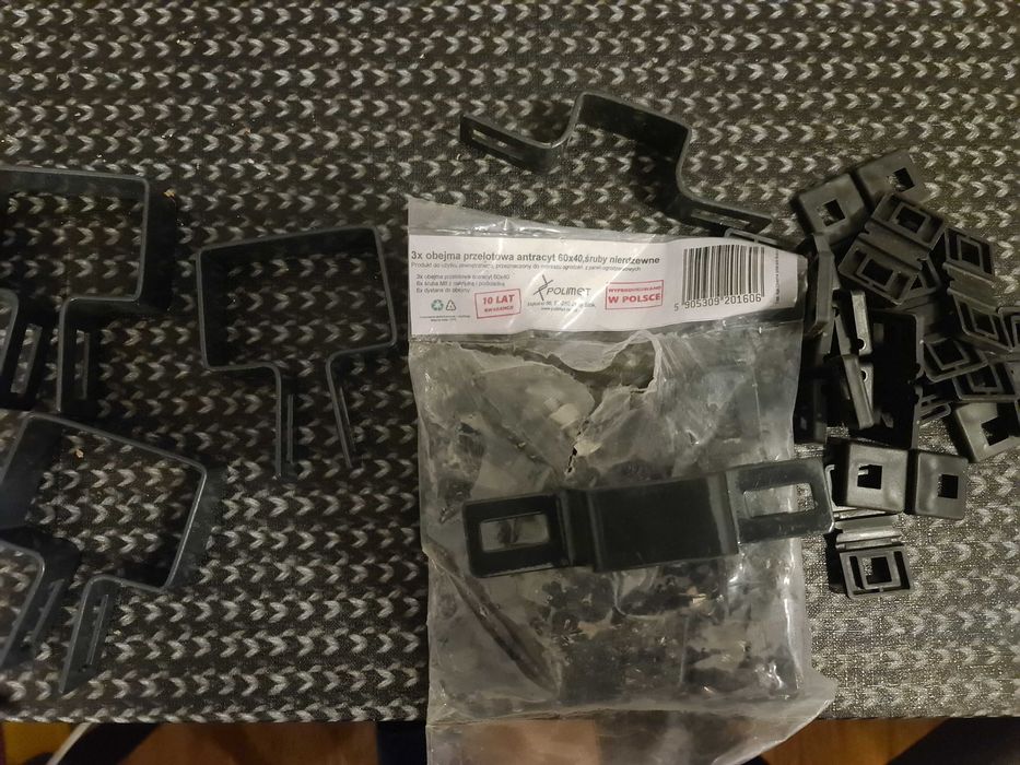 Nowe Obejmy przelotowe do płotu panelowego antracyt