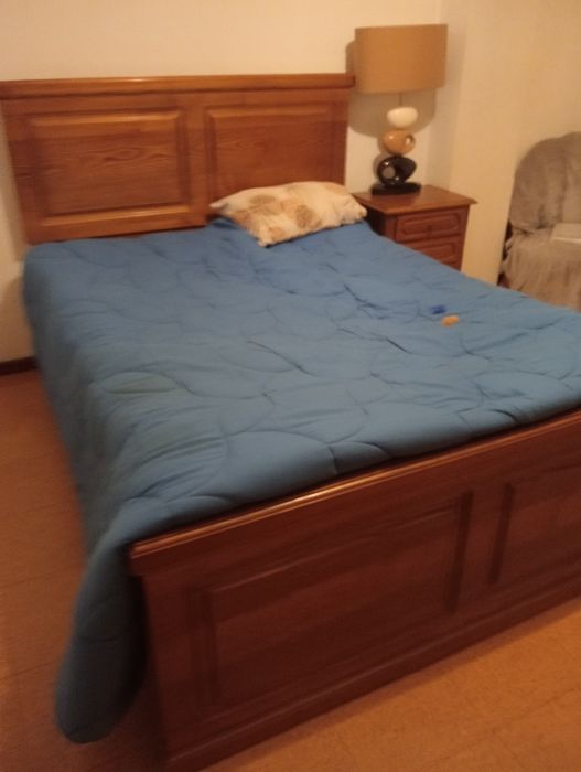Vende se cama se casal sem colchao ,2 mesas de cabeceira e um guarda fatos de três portas