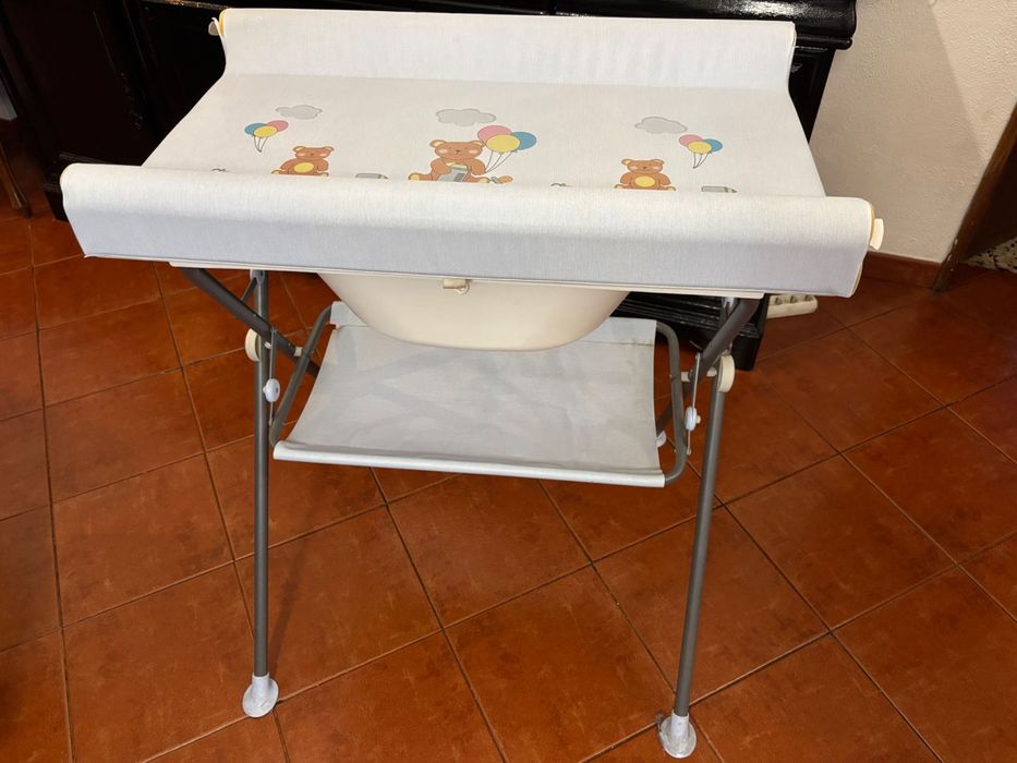 Muda fraldas com banheira em muito bom estado