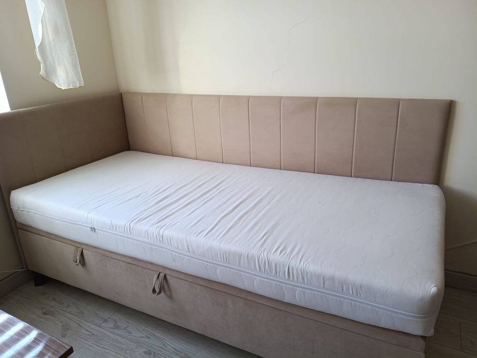 Łóżko jednoosobowe tapicerowane  90x200 beżowe z materacem