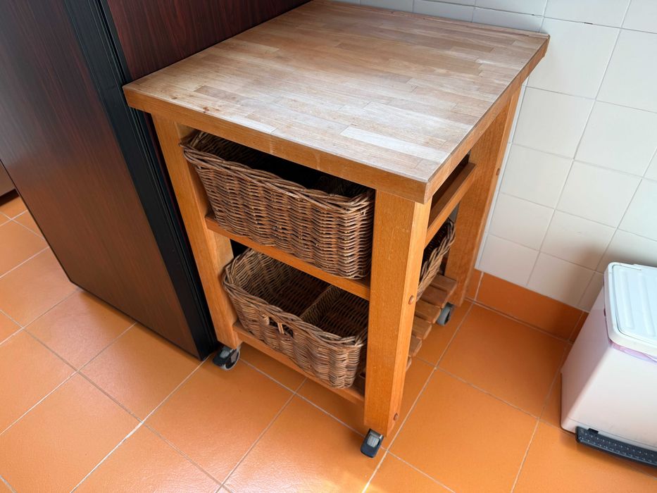 Mesa de apoio em madeira com rodas e cestos