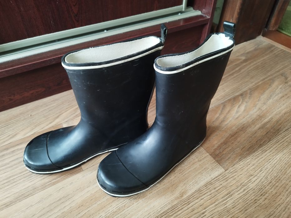 Продам резиновые сапоги р. 35