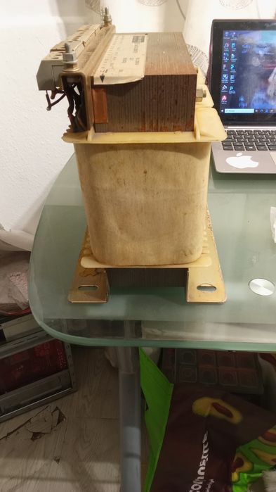 Transf. Trifásico a 380V, 2 saídas trifásicas e 3 mono.