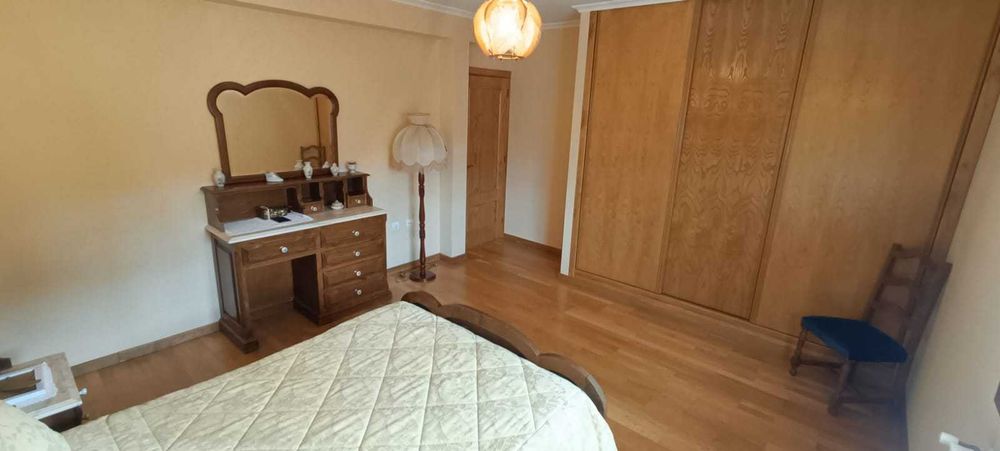 Quarto Completo em Madeira – Cama de Casal, Cómodas e Mesas de Cabeceira