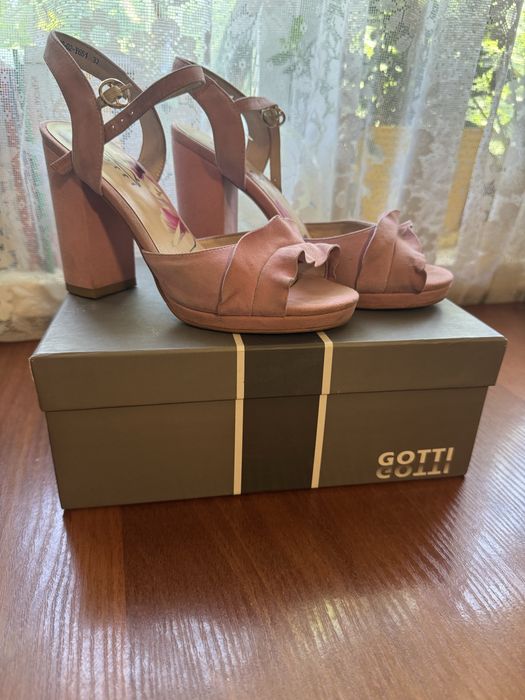 Стильні босоніжки фірми gotti