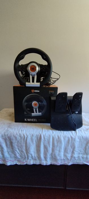 Volante + Pedais KROM K-Wheel PC/PS4/Xbox – Rigorosamente Novo (Na Caixa)