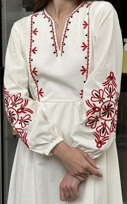 Біла сукня з червоною вишивкою