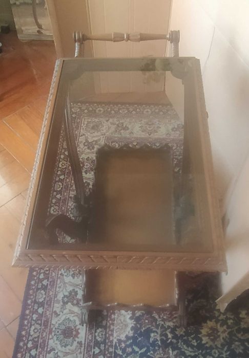 Carrinho de Chá / Bar Antigo em Madeira Entalhada com Tampo de Vidro