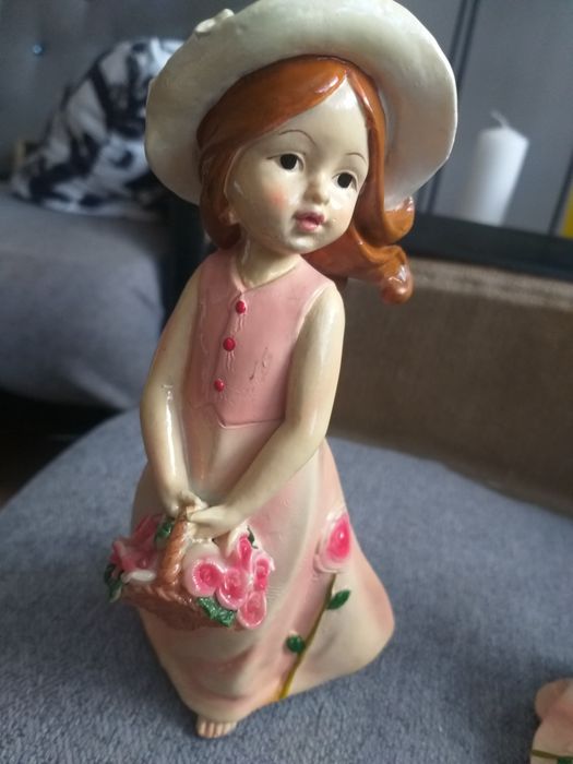 Dwie,stara ceramiczne figurki przedstawiajace dziewczynki
