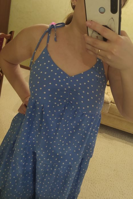 Блакитна сукня в горошок