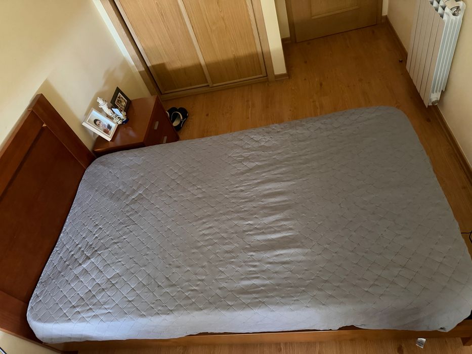 Cama de corpo e meio com estrado – 50 €