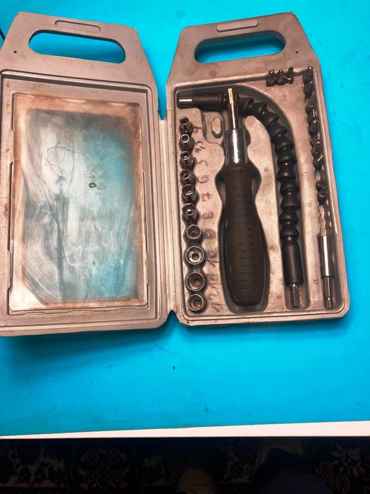 Набор бит и торцевых головок с рукояткой-трещоткой, гибкий вал