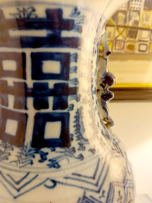 Jarrão azul e branco em porcelana da china do século XIX.