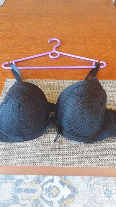 Czarny biustonosz z odpinanymi ramiączkami 85 C