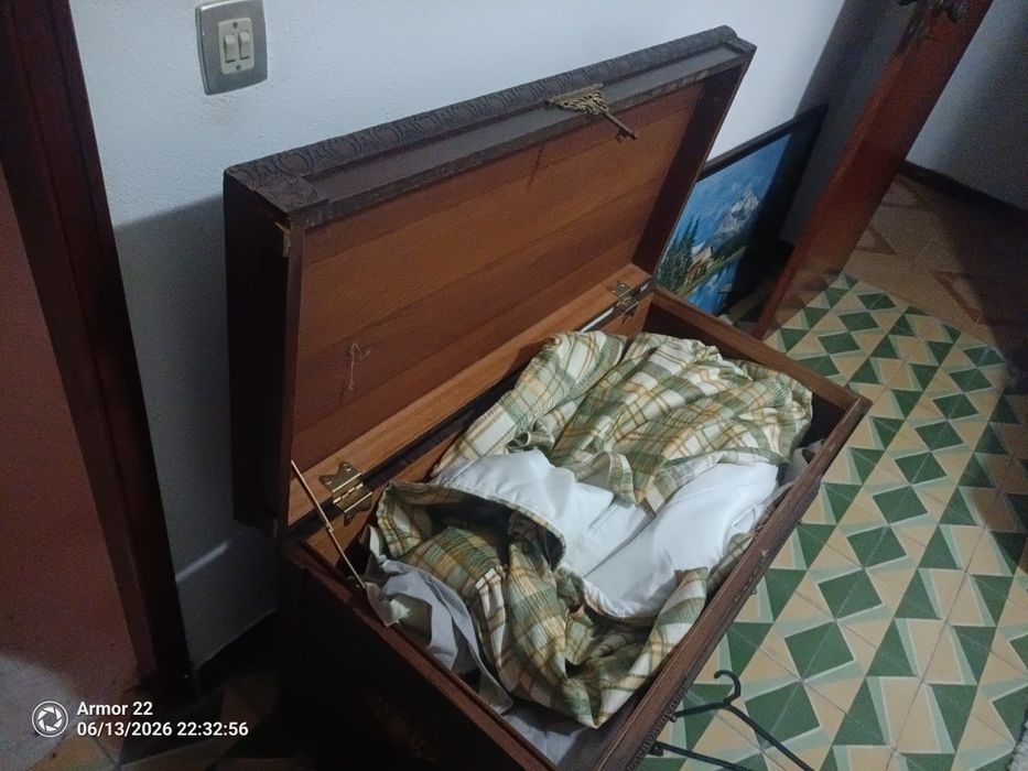 Quarto Antigo Completo..Cama/ Roupeiros /mesinhas de cabeceira/Colchão/Baú