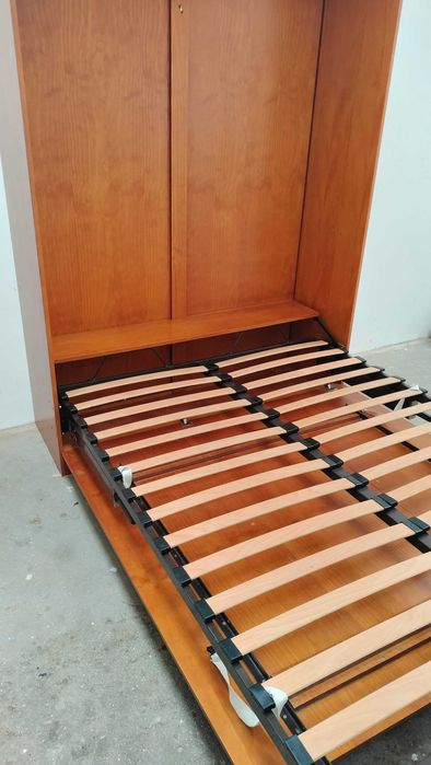 Cama elevatória  tipo roupeiro em pinho mel