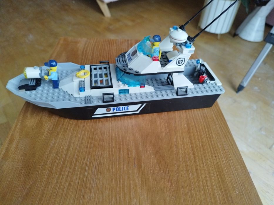 Sprzedam lego 60129 Łódź patrolowa razem z motorówką.