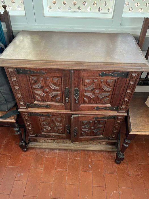 Móvel aparador de madeira maciça