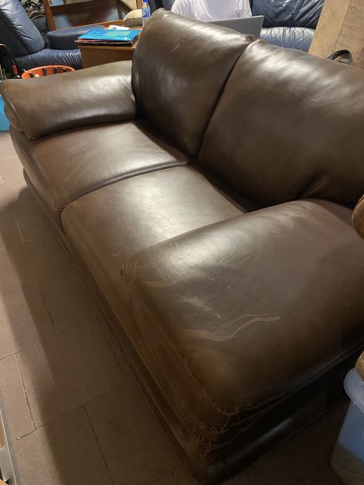 Sofá em pele castanho