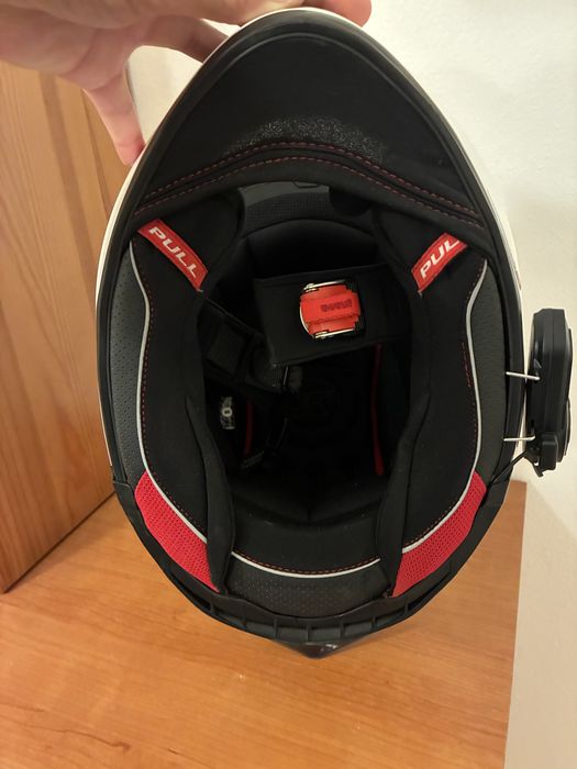 Capacete de moto com intercomunicador Bluetooth e viseira escura