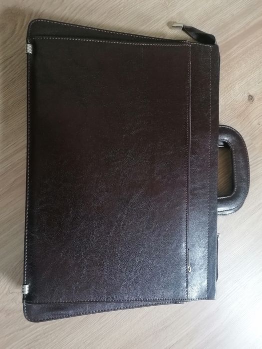 Brązowa teczka aktówka na dokumenty