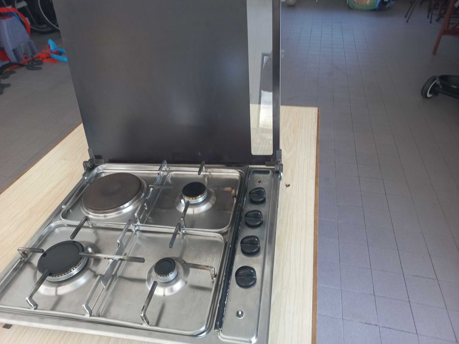 Placa de encastrar com tampa em vidro e fundo em Inox a Gás/Elétrica.