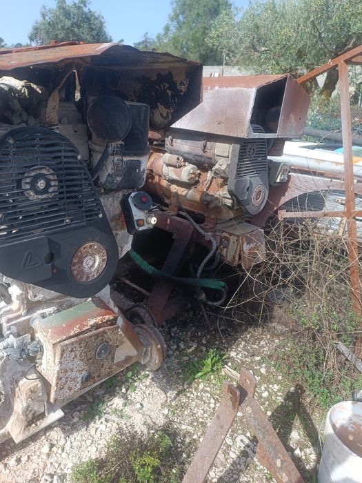 Máquina de serrar pedra , tem motor lombardini   a gasóleo.