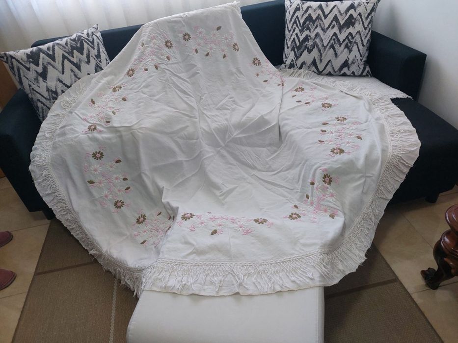 Vendo toalha de linho bordada a mão