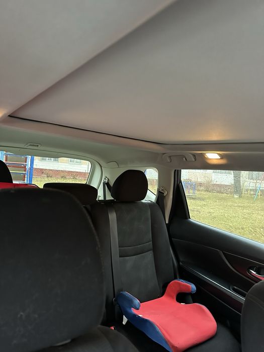 Nissan Rogue SV (7 місць)