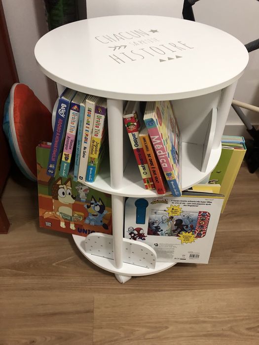 Estante para livros de criança