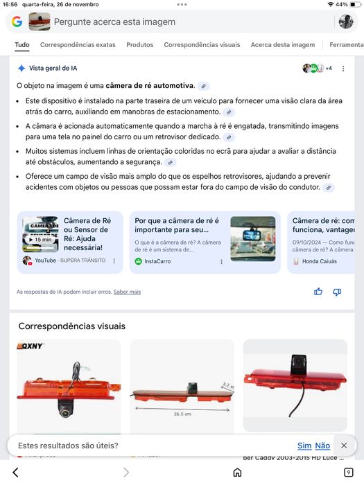 Câmara de marcha atrás na luz de travão.