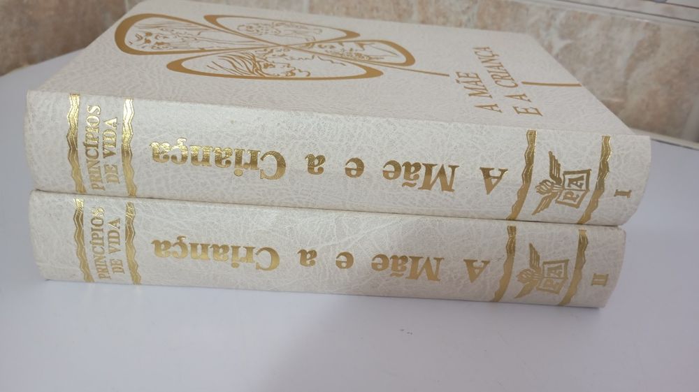 Dois volumes livros A mãe e a criança