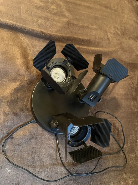 Lampa sugitowa typu spotlight z trzema regulowanymi reflektoram