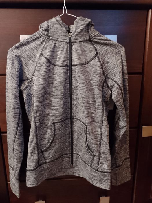 Sportowa bluza z kapturem na 12 lat.