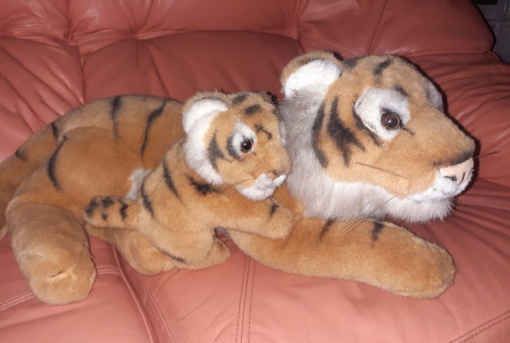 Brinquedo leão com cria em peluche grande