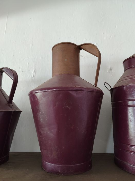 Reservatórios de água, azeite e uvas antigos