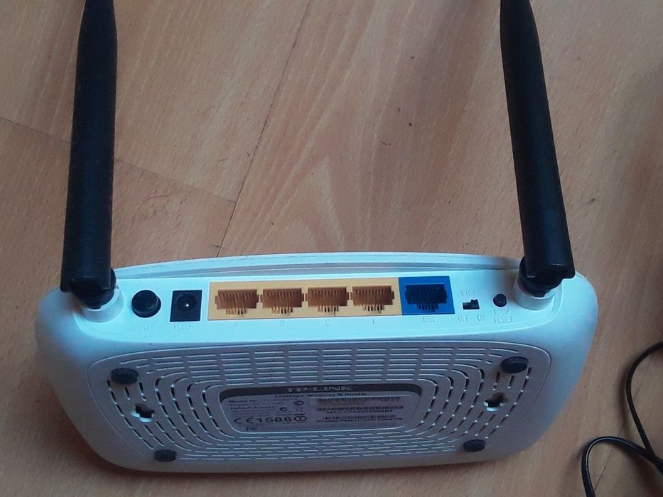 Router TP-Link com cabos