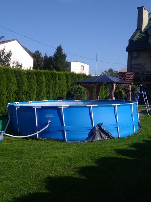 Duży basen ogrodowy