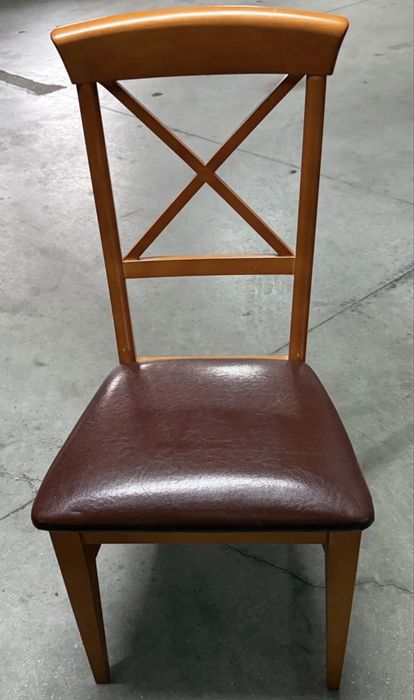 Mobilia em cerejeira.