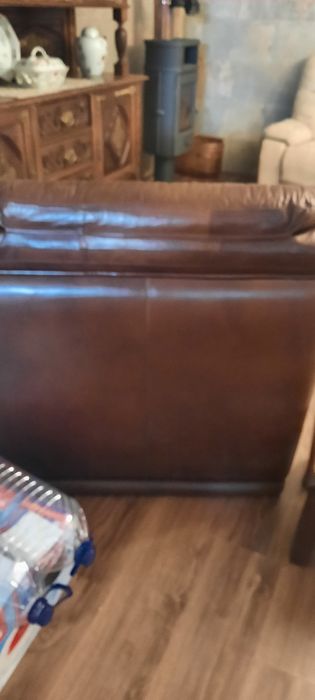 Sofá  de grande porte em pele genuína, muito estimado