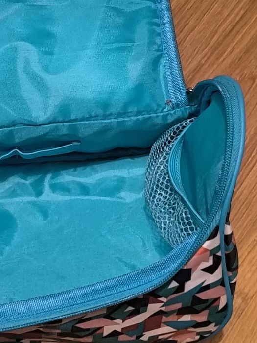 Duża kosmetyczka bardzo pojemna w wzory