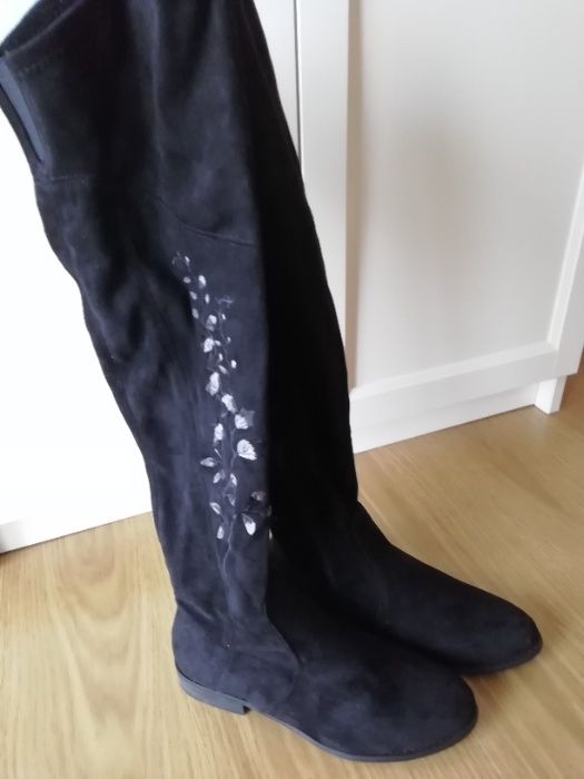 Botas de cano alto em camurça. Novas. Não perca!