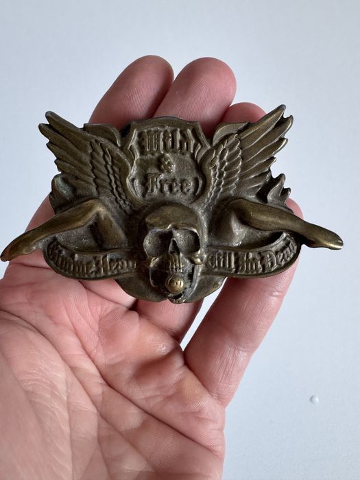 Металева пряжка “Wild & Free” у байкерському стилі